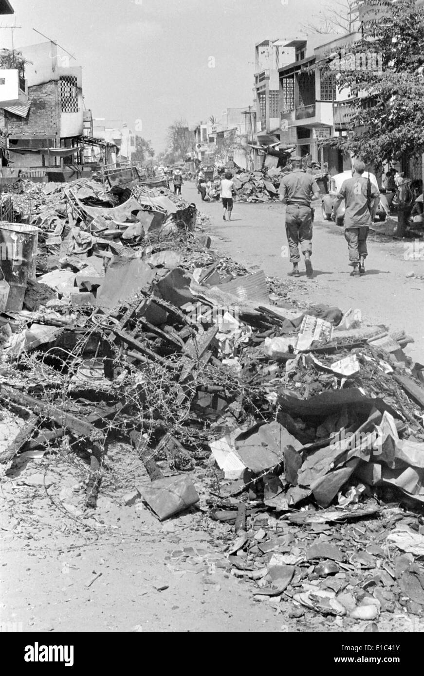 Guerra del Vietnam, a Saigon, Vietnam, macerie e resti di filo spinato lungo le strade di Cholon, un sobborgo di Saigon che è stato Foto Stock