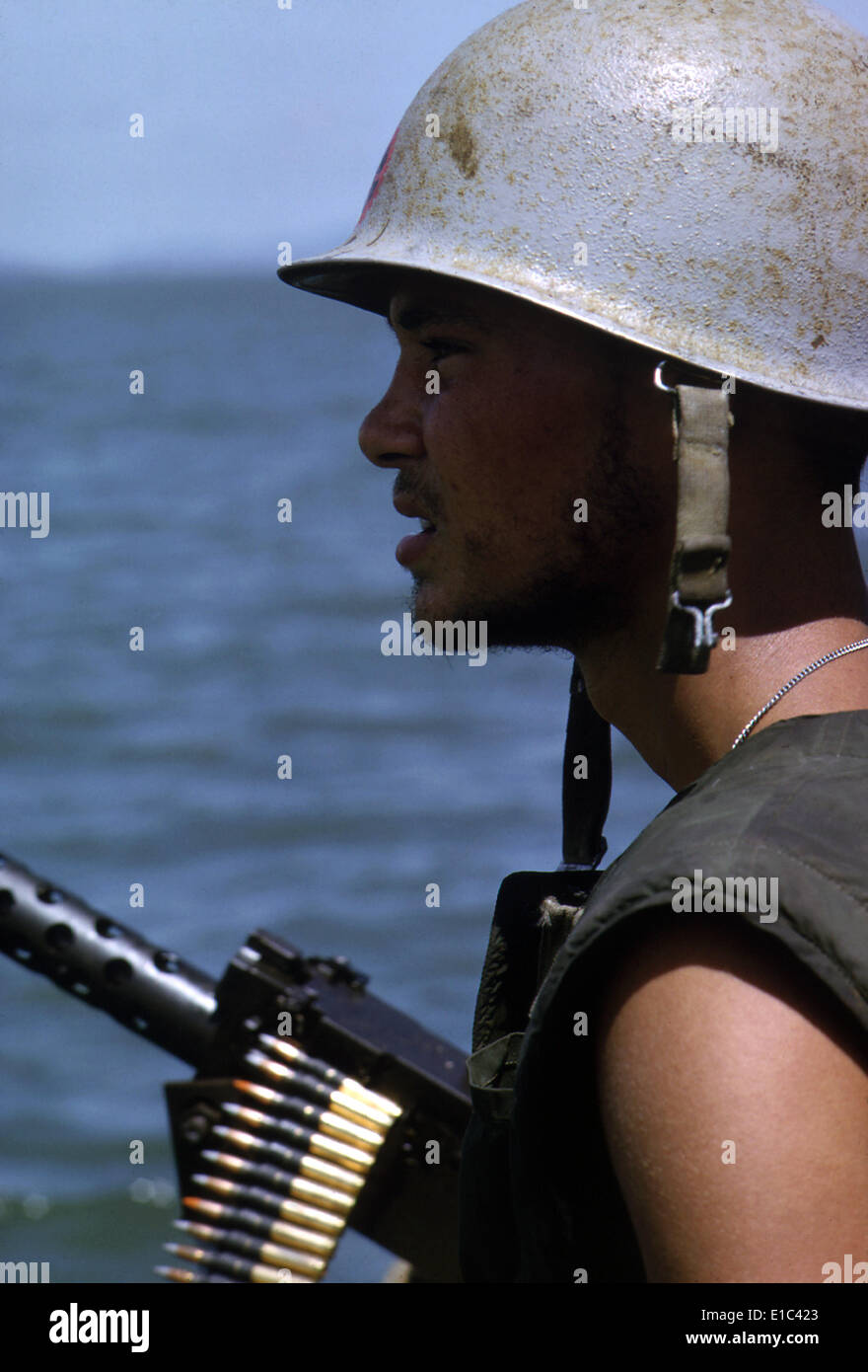Guerra del Vietnam, una marina gunner mans suo 50 caliber machine gun sulla barca di utilità come crociere in il rung Sat zona del sud del Vietnam Foto Stock