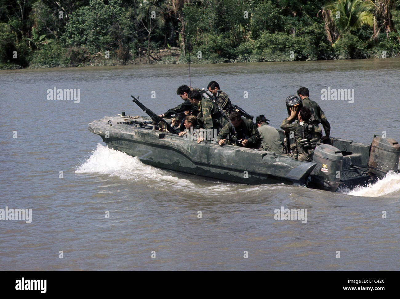 Guerra del Vietnam, Repubblica del Vietnam, membri degli STATI UNITI Navy Seal Team uno spostare verso il basso il fiume Bassac in una guarnizione team Assault Barca Foto Stock