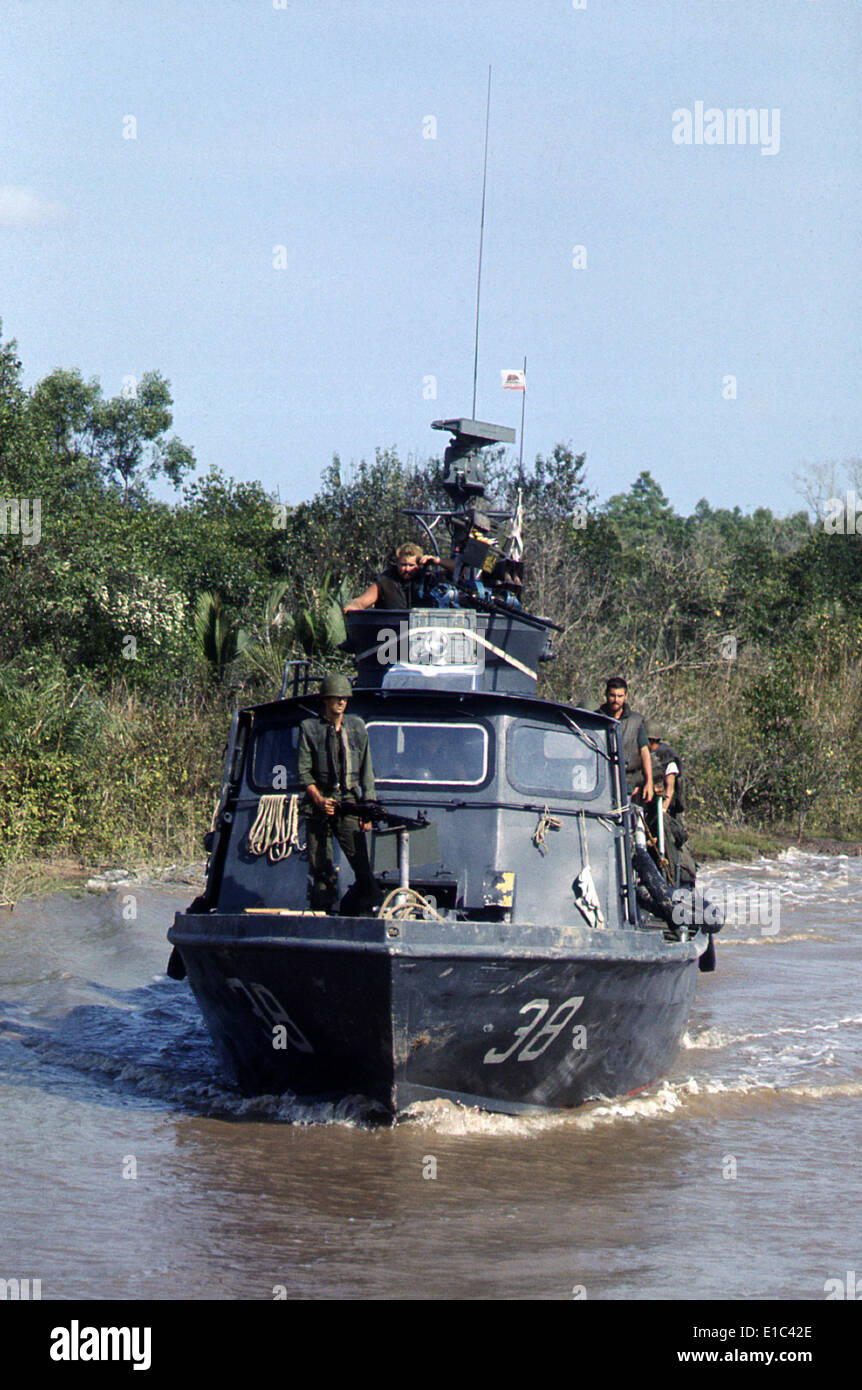Guerra del Vietnam, U.S. La marina costiera artigianale patrol PCF-38 della divisione costiera 11 pattuglie Cai Ngay Canal, circa sessanta Foto Stock