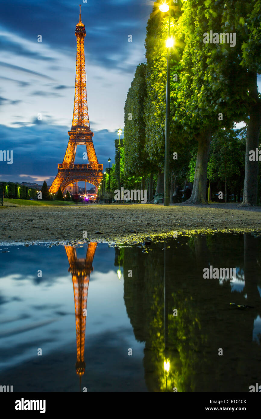 Crepuscolo riflessioni al di sotto della Torre Eiffel, Parigi Francia Foto Stock