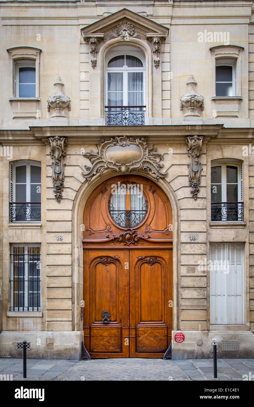 Ornato di porte in legno nel quartiere di Saint Germain-des-Pres Parigi Francia Foto Stock