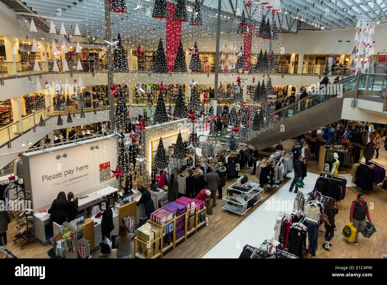 Interno di John Lewis Department Store di Kingston upon Thames durante lo shopping natalizio periodo, Surrey, Regno Unito Foto Stock