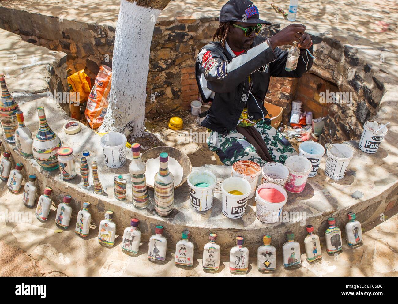 Dakar, Senegal. Xxiv Maggio, 2014. Artista Babacar Drame rende artigianato di sabbia le bottiglie a Ile de Goree a Dakar, capitale del Senegal, 24 maggio 2014. L'undicesima edizione dell'arte contemporanea africana biennale, Dak nell'arte, si terrà in Senegal dal 9 maggio al 8 giugno. Dakar si trova sulla penisola di Cap-Vert sulla costa atlantica. La sua posizione, sul bordo occidentale dell'Africa, è un vantaggio per l'integrazione di arte contemporanea africana nel mercato internazionale dell'arte. © Li Jing/Xinhua/Alamy Live News Foto Stock