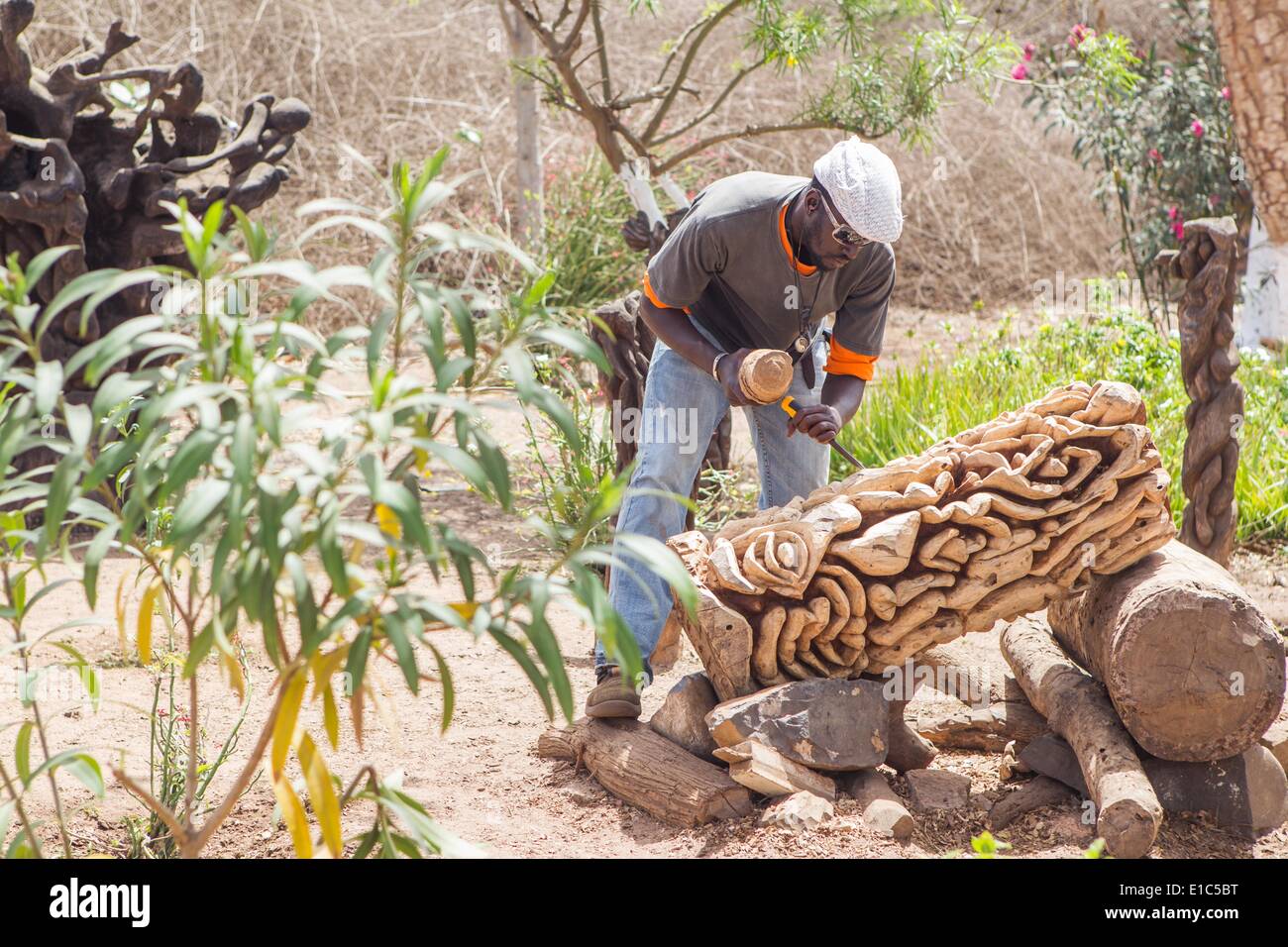 Dakar, Senegal. Xxiv Maggio, 2014. Un artista lavora sul suo intaglio del legno a Ile de Goree a Dakar, capitale del Senegal, 24 maggio 2014. L'undicesima edizione dell'arte contemporanea africana biennale, Dak nell'arte, si terrà in Senegal dal 9 maggio al 8 giugno. Dakar si trova sulla penisola di Cap-Vert sulla costa atlantica. La sua posizione, sul bordo occidentale dell'Africa, è un vantaggio per l'integrazione di arte contemporanea africana nel mercato internazionale dell'arte. © Li Jing/Xinhua/Alamy Live News Foto Stock