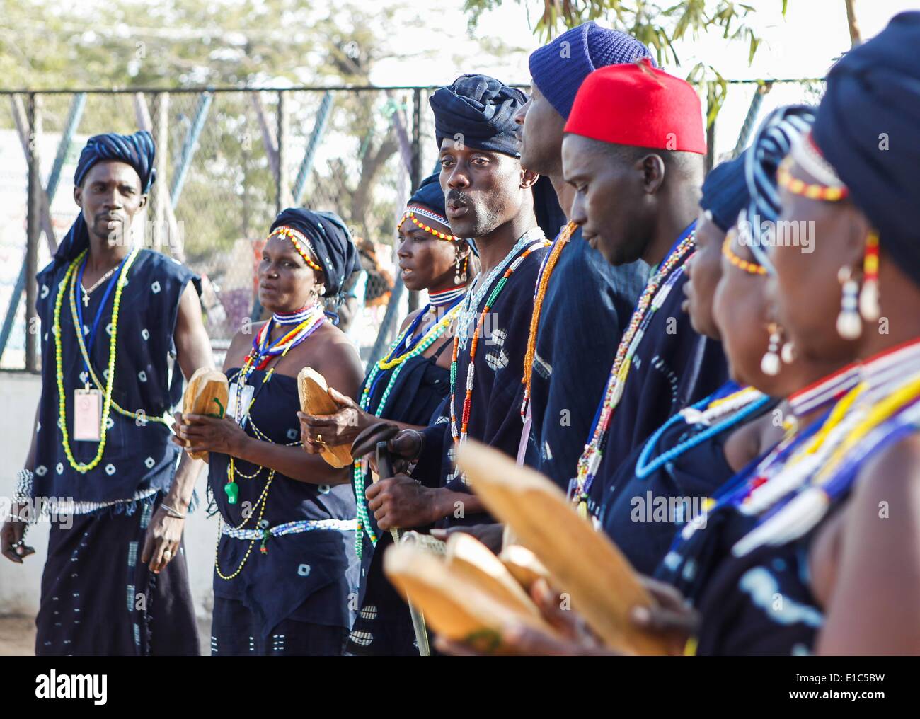 Dakar, Senegal. 23 Maggio, 2014. Ballerini di Diola gente a prepararsi per le loro prestazioni in occasione della cerimonia di apertura del 6 Festival Internazionale di African arti tradizionali e Savoir-Faire a Dakar, capitale del Senegal, 23 maggio 2014. L'undicesima edizione dell'arte contemporanea africana biennale, Dak nell'arte, si terrà in Senegal dal 9 maggio al 8 giugno. Dakar si trova sulla penisola di Cap-Vert sulla costa atlantica. La sua posizione, sul bordo occidentale dell'Africa, è un vantaggio per l'integrazione di arte contemporanea africana nel mercato internazionale dell'arte. © Li Jing/Xinhua/Alamy Live News Foto Stock