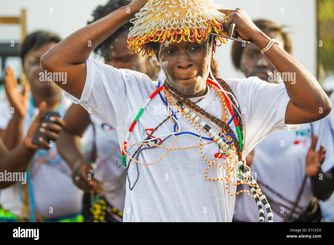 Dakar, Senegal. Il 20 maggio 2014. Un Balante si prepara per le prestazioni in occasione della cerimonia di apertura del 6 Festival Internazionale di African arti tradizionali e Savoir-Faire a Dakar, capitale del Senegal, 20 maggio 2014. L'undicesima edizione dell'arte contemporanea africana biennale, Dak nell'arte, si terrà in Senegal dal 9 maggio al 8 giugno. Dakar si trova sulla penisola di Cap-Vert sulla costa atlantica. La sua posizione, sul bordo occidentale dell'Africa, è un vantaggio per l'integrazione di arte contemporanea africana nel mercato internazionale dell'arte. © Li Jing/Xinhua/Alamy Live News Foto Stock