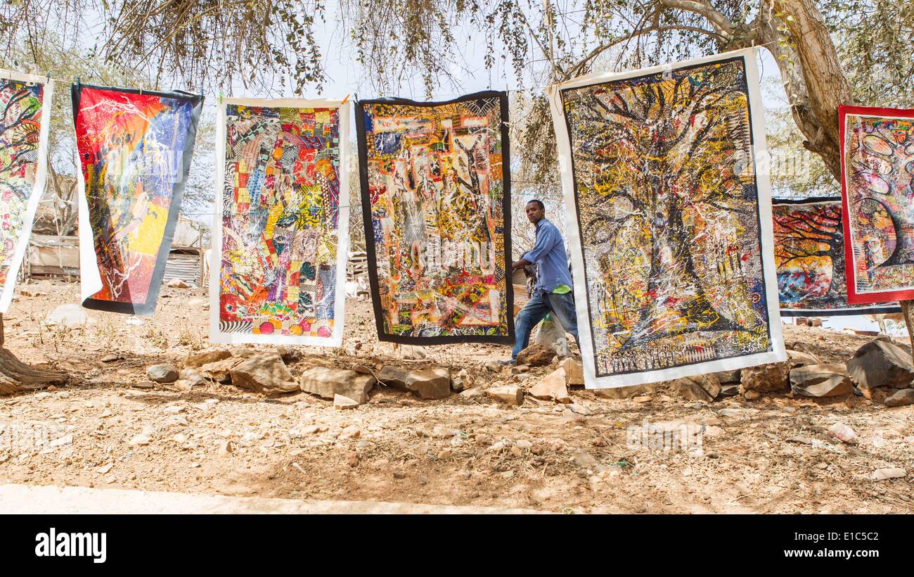 Dakar, Senegal. Xxiv Maggio, 2014. Un abitante di un villaggio passeggiate passato una galleria all'aperto a Ile de Goree a Dakar, capitale del Senegal, 24 maggio 2014. L'undicesima edizione dell'arte contemporanea africana biennale, Dak nell'arte, si terrà in Senegal dal 9 maggio al 8 giugno. Dakar si trova sulla penisola di Cap-Vert sulla costa atlantica. La sua posizione, sul bordo occidentale dell'Africa, è un vantaggio per l'integrazione di arte contemporanea africana nel mercato internazionale dell'arte. © Li Jing/Xinhua/Alamy Live News Foto Stock