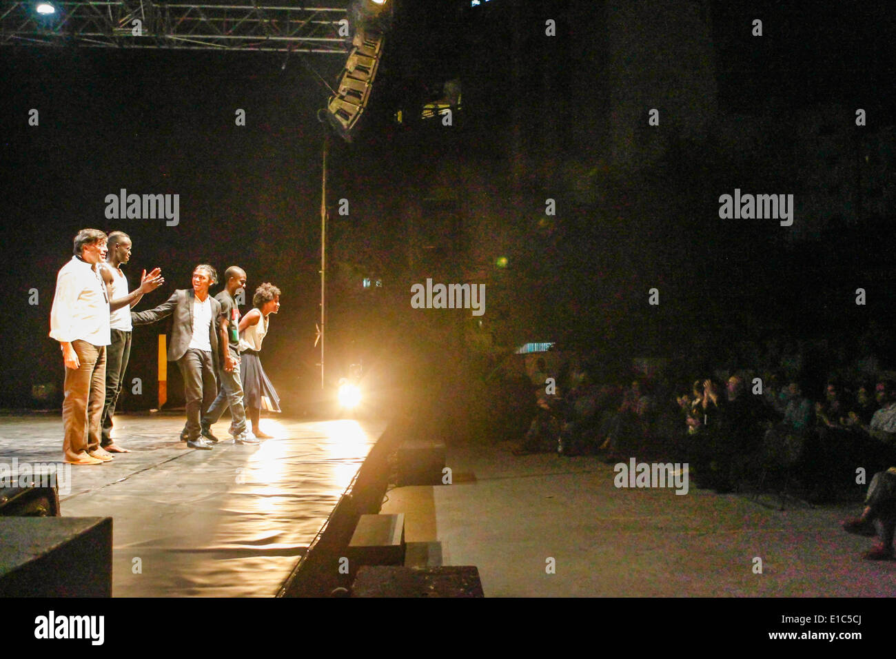 Dakar, Senegal. 29 Maggio, 2014. Gli artisti incontrano il pubblico dopo la loro performance presso l'Istituto francese di Dakar, capitale del Senegal, 29 maggio 2014. L'undicesima edizione dell'arte contemporanea africana biennale, Dak nell'arte, si terrà in Senegal dal 9 maggio al 8 giugno. Dakar si trova sulla penisola di Cap-Vert sulla costa atlantica. La sua posizione, sul bordo occidentale dell'Africa, è un vantaggio per l'integrazione di arte contemporanea africana nel mercato internazionale dell'arte. © Li Jing/Xinhua/Alamy Live News Foto Stock