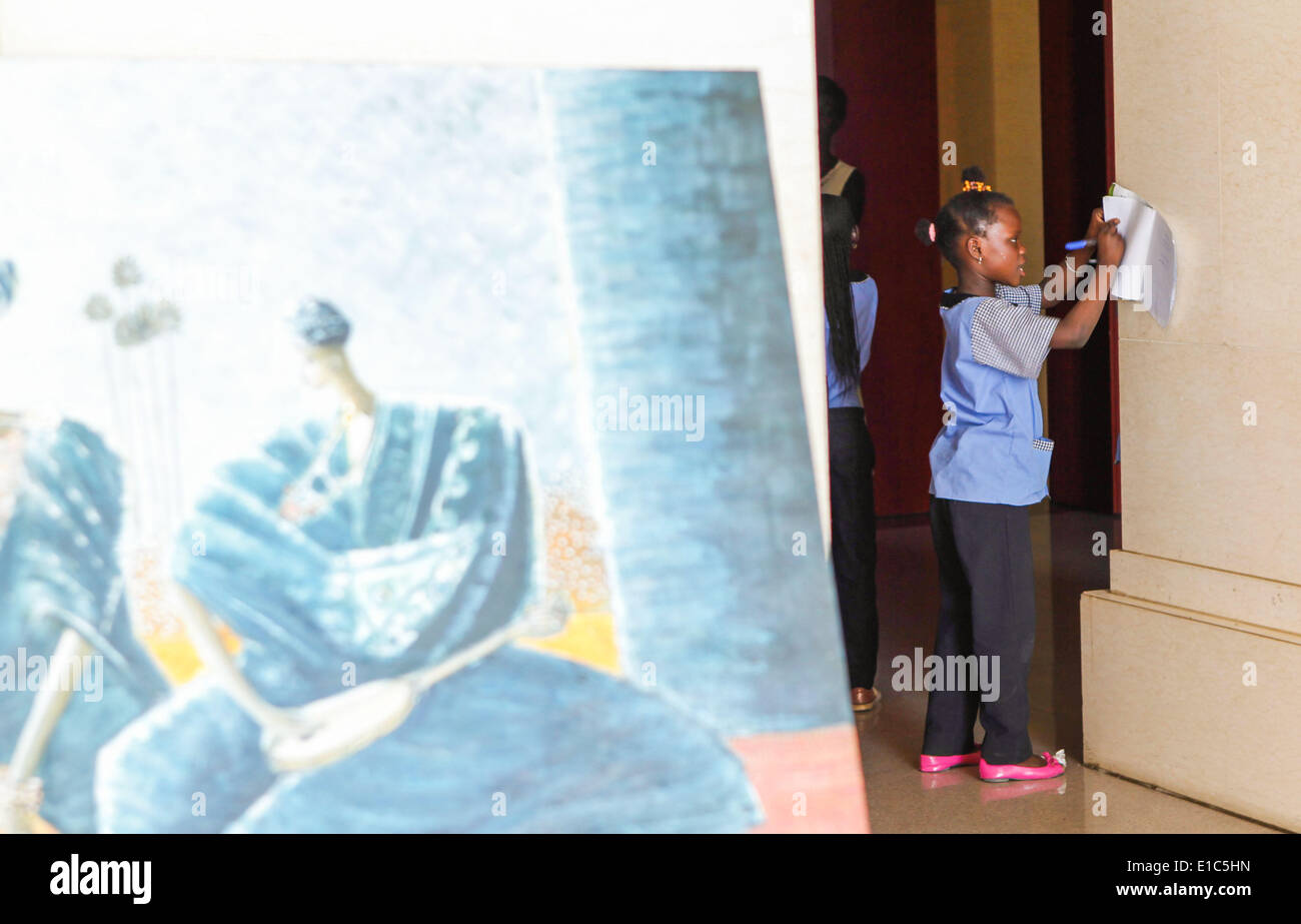 Dakar, Senegal. Il 20 maggio 2014. Studenti primari disegnare immagini durante la loro visita al Grand Theatre a Dakar, capitale del Senegal, 20 maggio 2014. L'undicesima edizione dell'arte contemporanea africana biennale, Dak nell'arte, si terrà in Senegal dal 9 maggio al 8 giugno. Dakar si trova sulla penisola di Cap-Vert sulla costa atlantica. La sua posizione, sul bordo occidentale dell'Africa, è un vantaggio per l'integrazione di arte contemporanea africana nel mercato internazionale dell'arte. © Li Jing/Xinhua/Alamy Live News Foto Stock