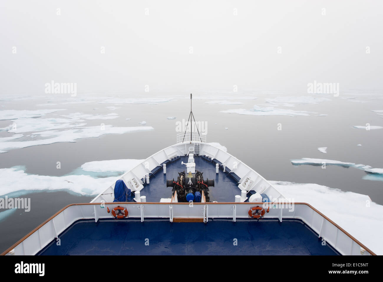 La vista sopra i ponti di una nave da crociera in Artico Canadese regione, muovendosi attraverso ice floes. Foto Stock
