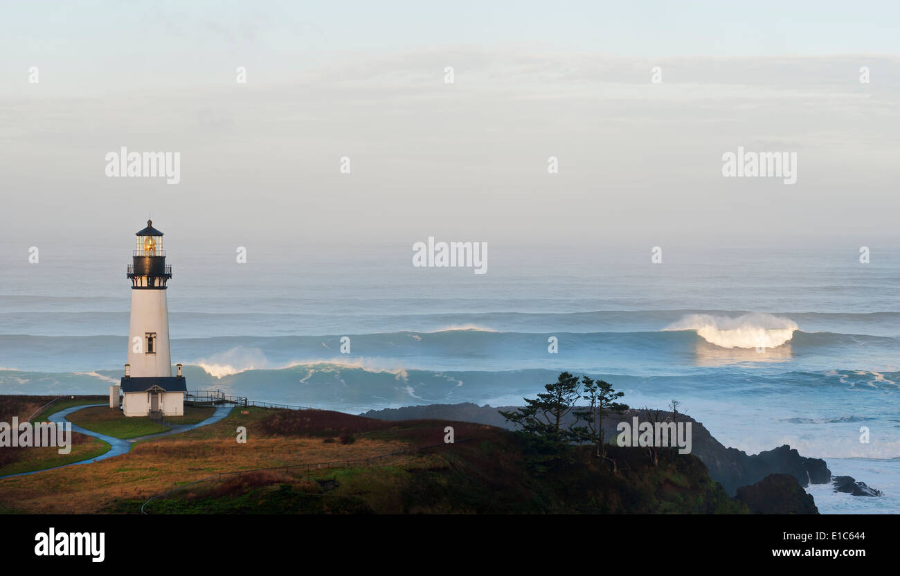 La storica Yaquina Capo torre faro su un promontorio che si affaccia sulla costa del Pacifico. Foto Stock