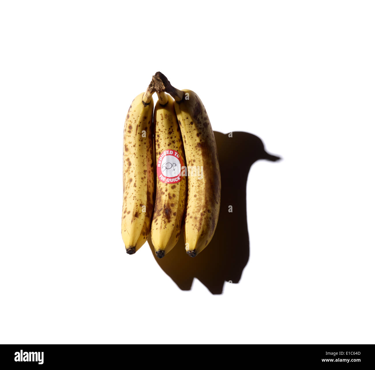 Tre le banane che sono vecchie e quasi unsaleble in offerta per 50p. Foto Stock