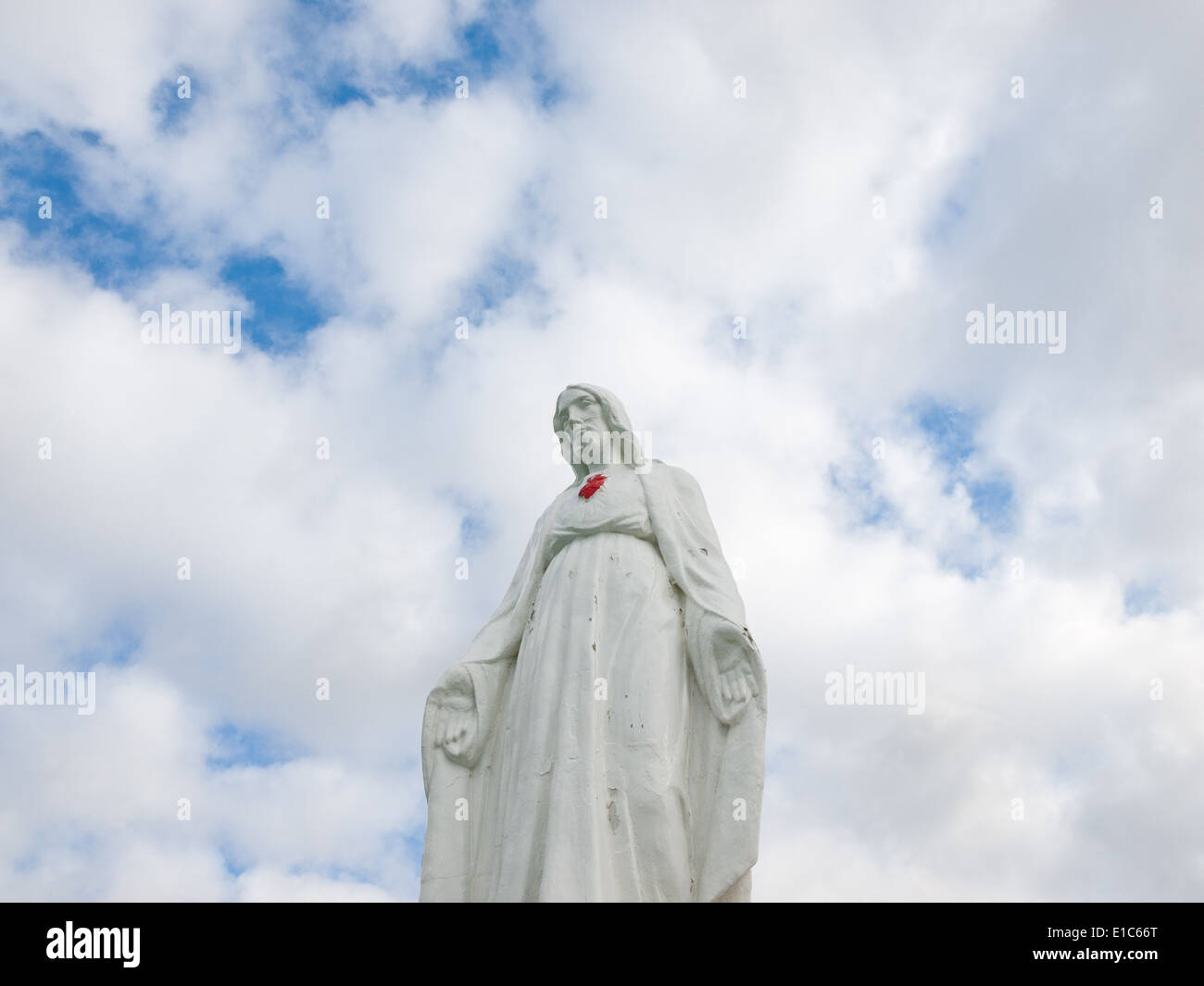 Un 'Sacred Cuore di Gesù' statua veglia su di Marsaxlokk Porto di Marsaxlokk, Malta. Foto Stock