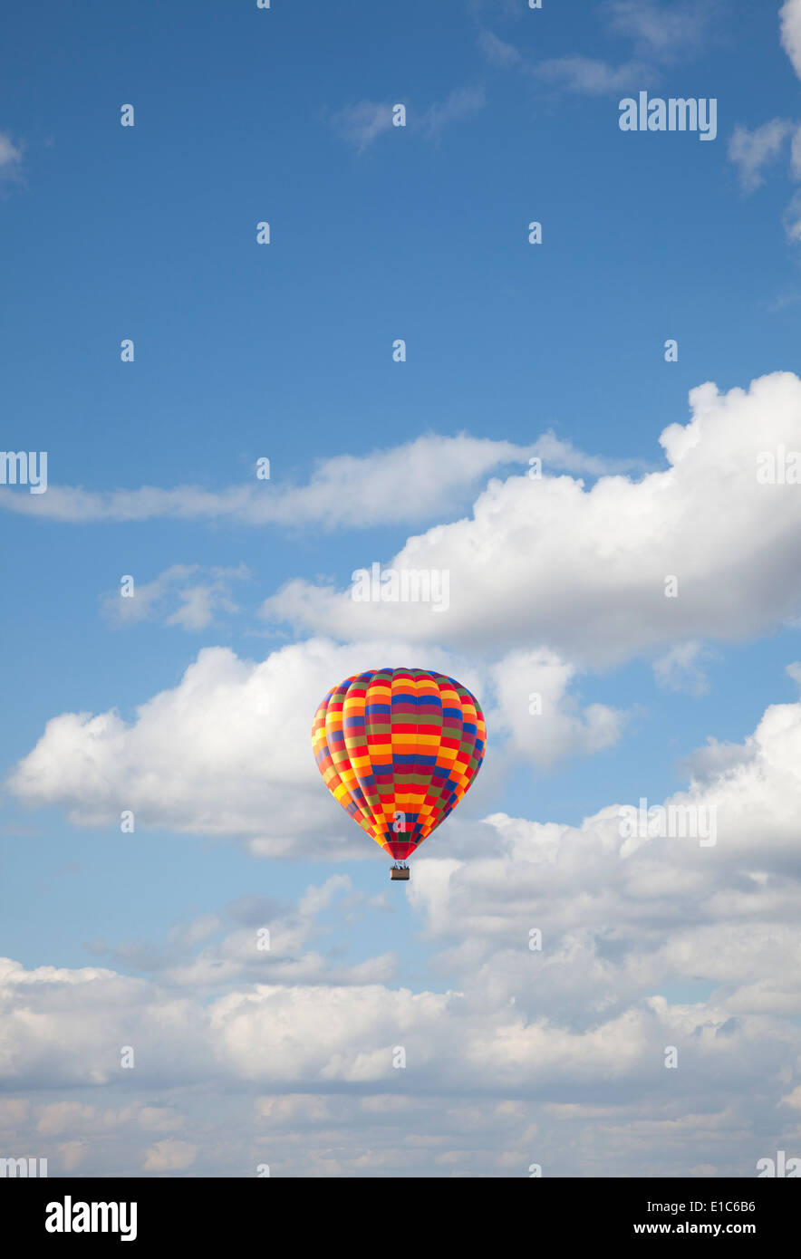 In mongolfiera ad aria calda contro il cielo blu Foto Stock