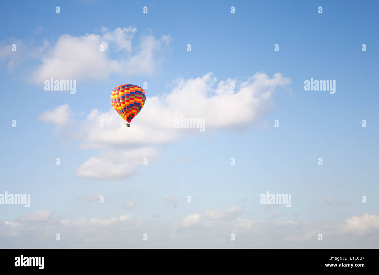 In mongolfiera ad aria calda contro il cielo blu Foto Stock