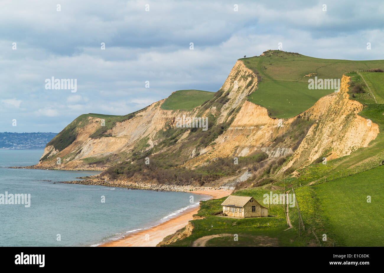 Spiaggia e promontorio sulla Jurassic Coast presso il West Bay, Dorset, England, Regno Unito Foto Stock