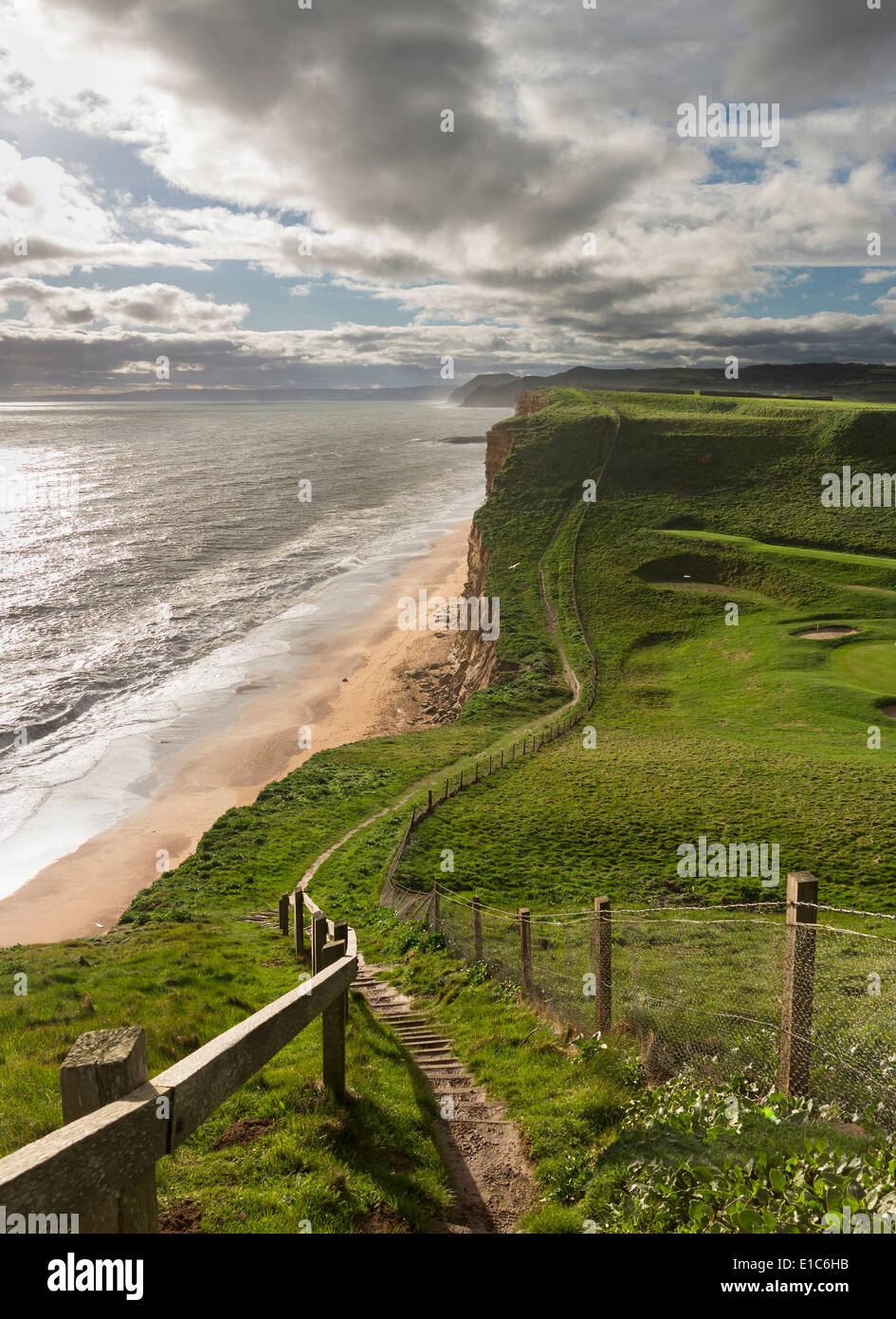 Jurassic Coast, West Bay, Dorset, England, Regno Unito - in cima alla scogliera percorso lungo la capezzagna Foto Stock