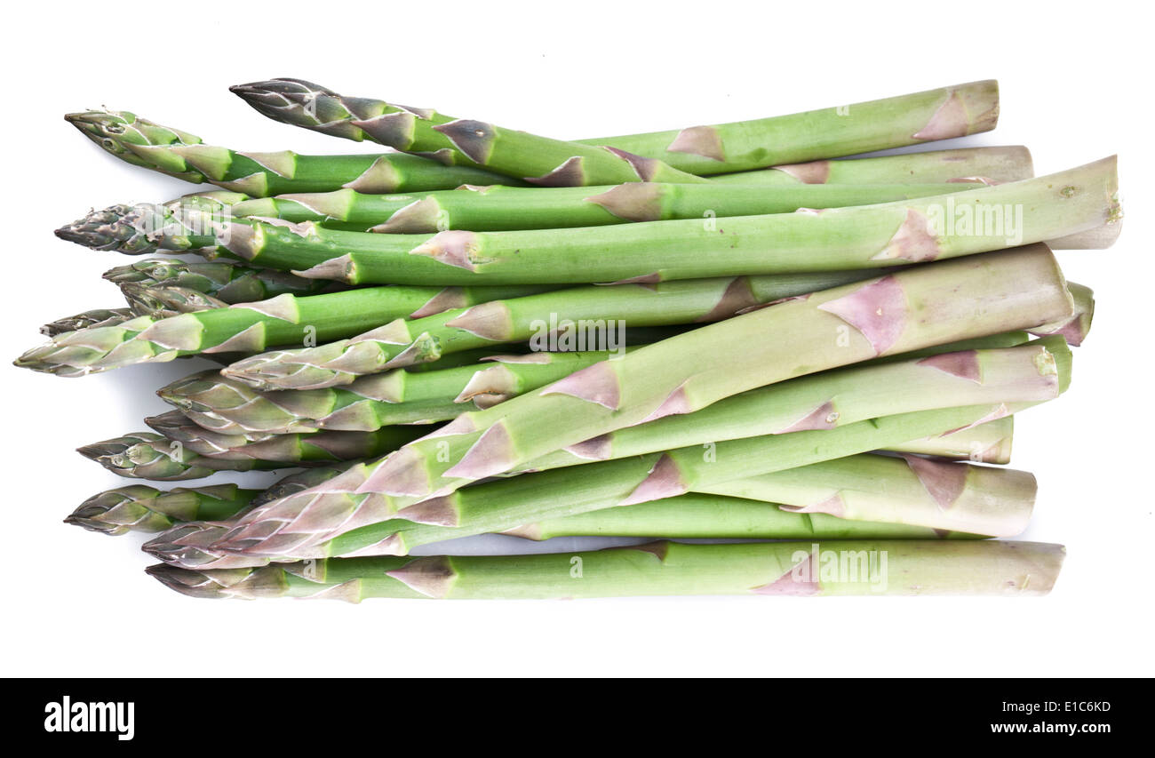 Gli asparagi isolato su uno sfondo bianco. Foto Stock