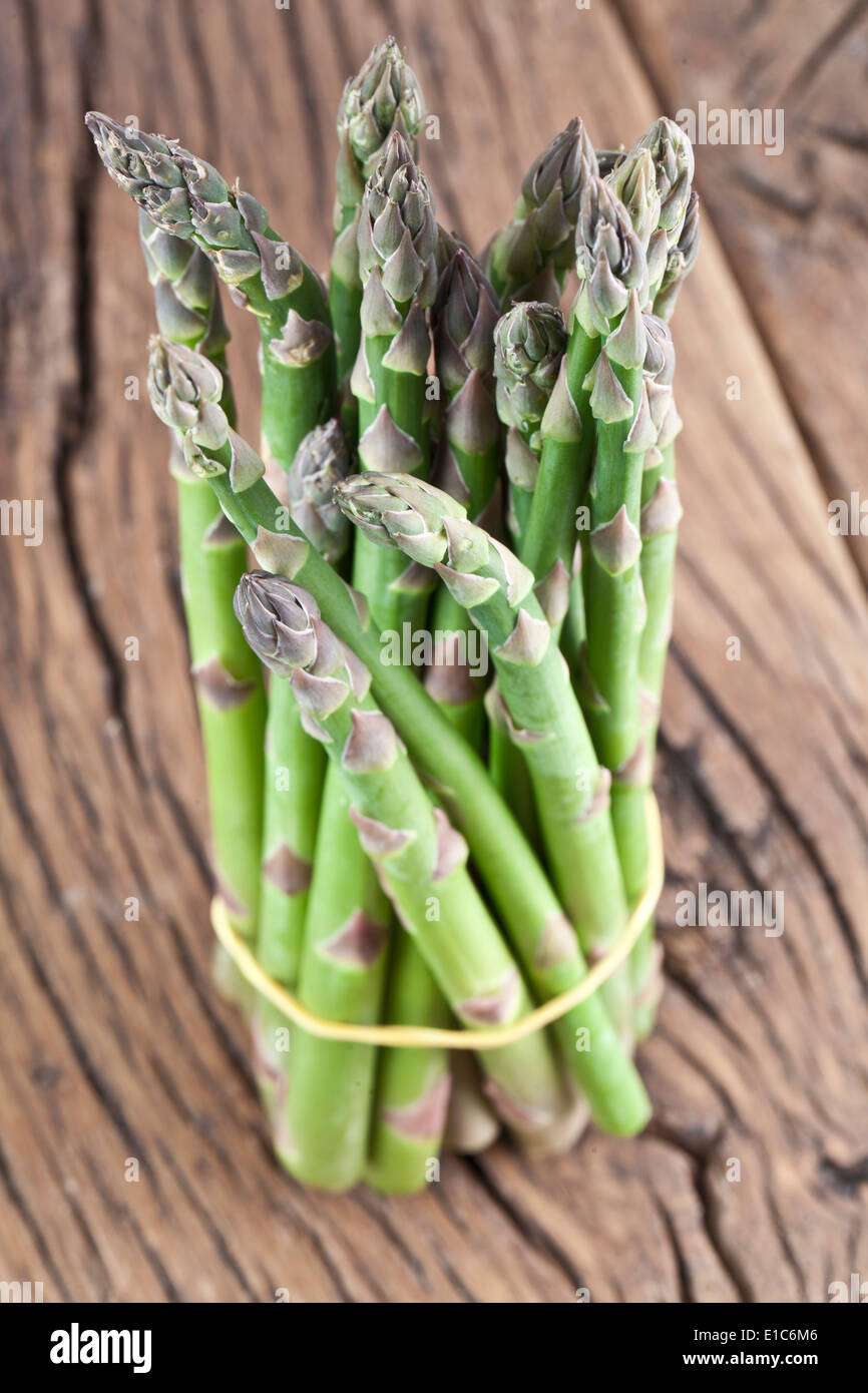 Mazzetto di asparagi su un tavolo di legno. Foto Stock