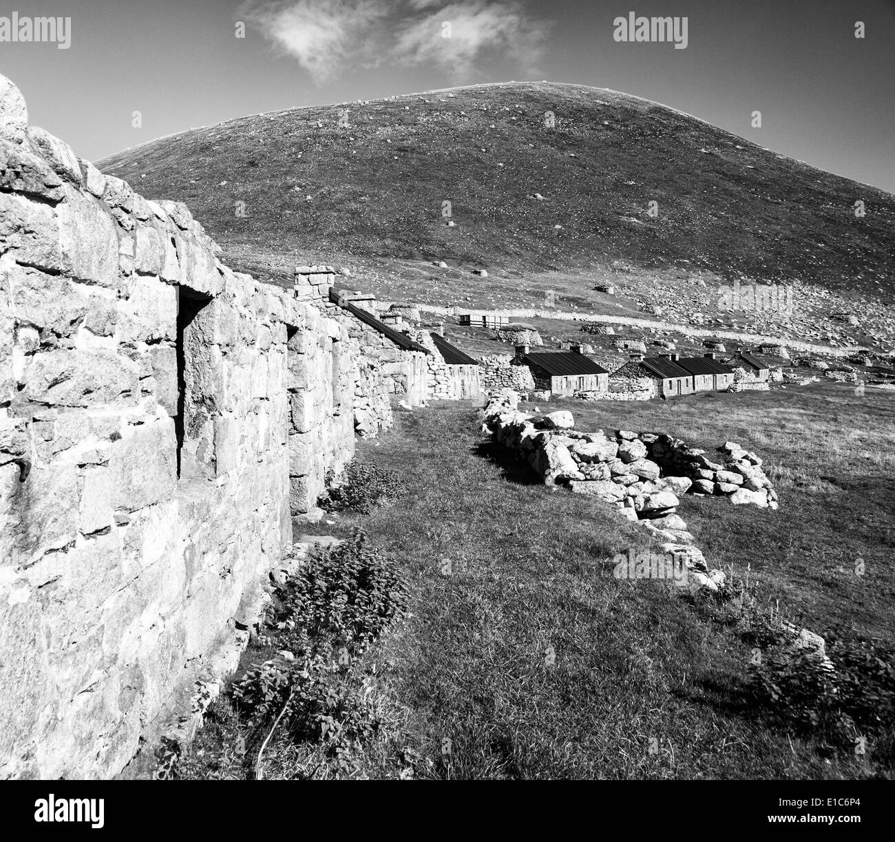 Una vista della strada principale, Villaggio Baia, Minion, che mostra sia le antiche e recenti blackhouses Foto Stock
