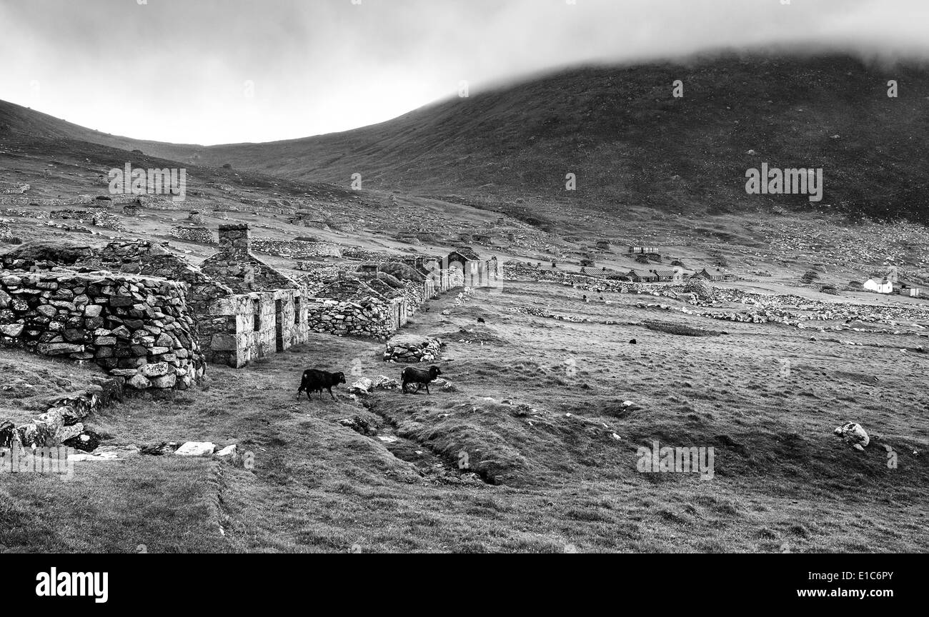 Una vista della strada principale, Villaggio Baia, Minion, che mostra sia le antiche e recenti blackhouses Foto Stock
