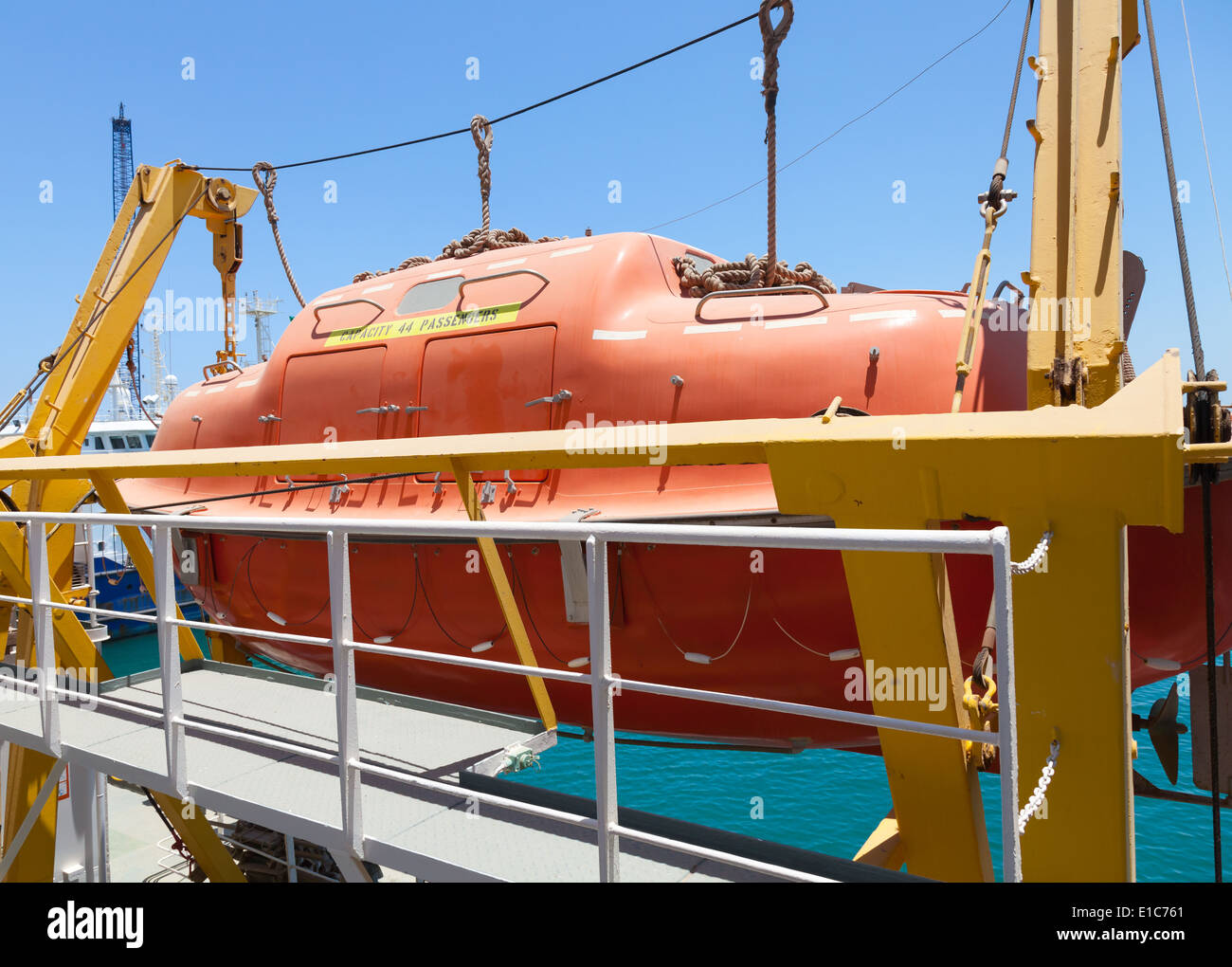 Big Red in barca di salvataggio appesa sulla nave passeggeri Foto Stock