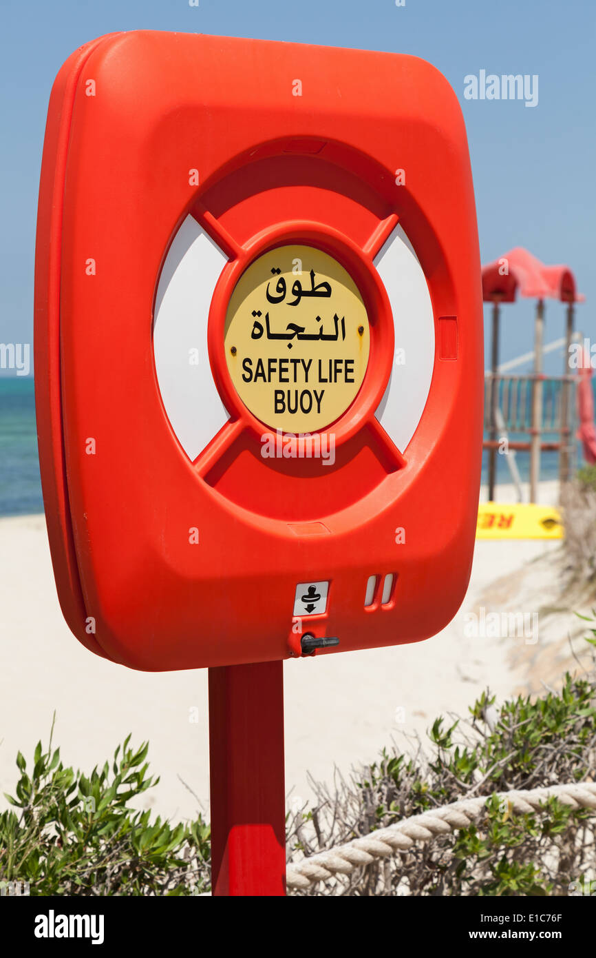 La vita di sicurezza boa in caso di colore rosso sulla spiaggia in Arabia Saudita Foto Stock