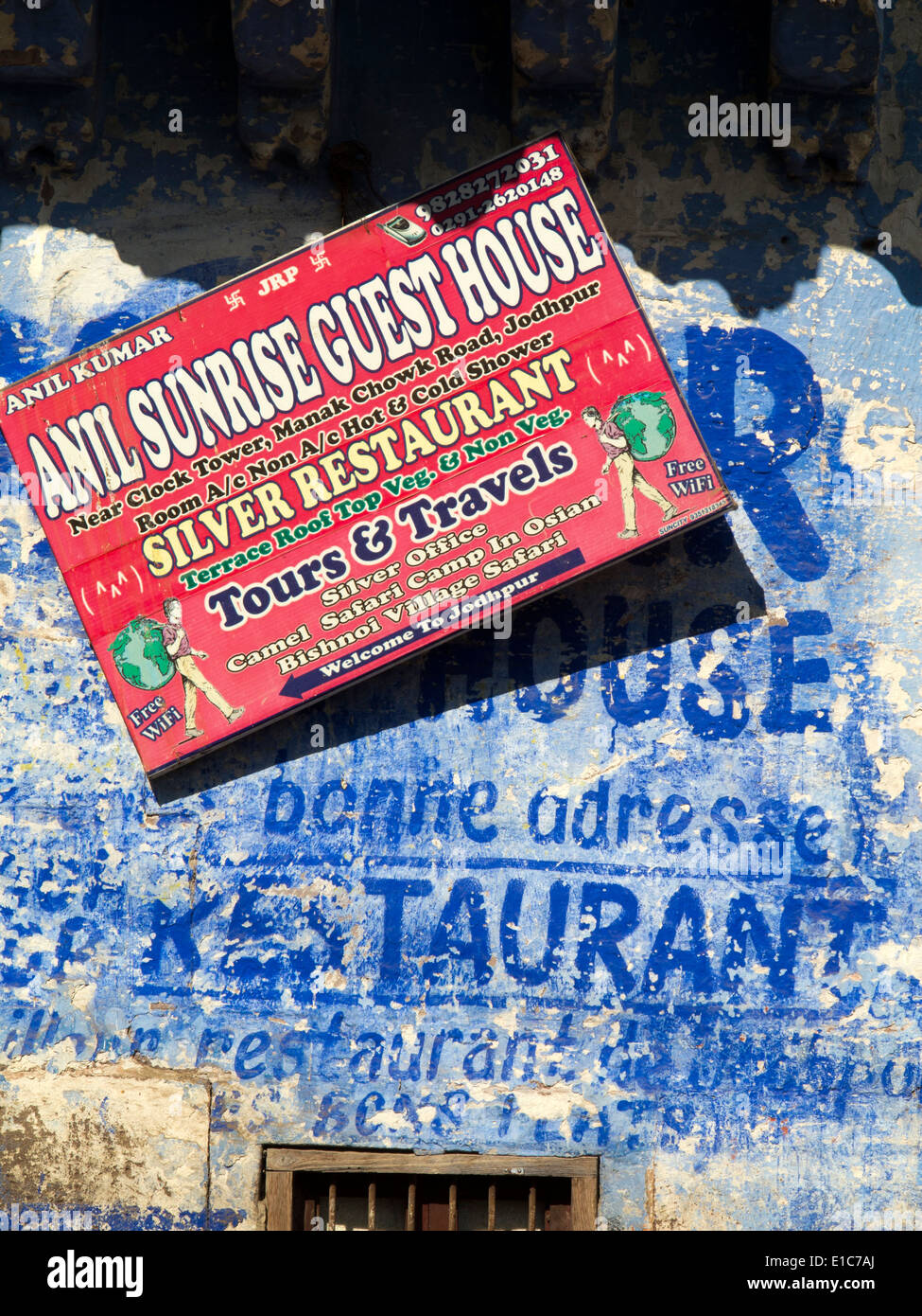 India Rajasthan, Jodhpur, Anil sunrise Guest House segno, appeso ad un angolo blu off parete dipinta Foto Stock