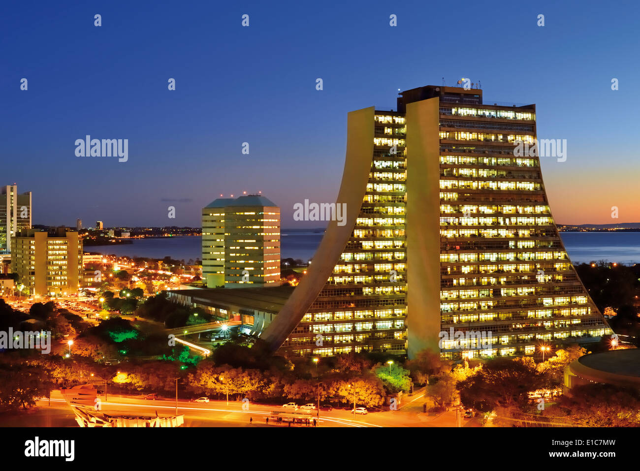 Il Brasile, Porto Alegre:vista notturna del centro di amministrazione di Rio Grande do Sul con il Lago Guaíba in background Foto Stock