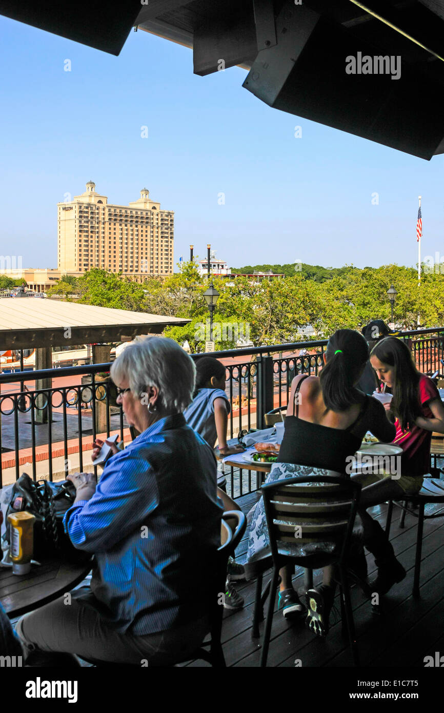 Vista del Westin Savannah Harbor resort dal fiume St Inn Restaurant Foto Stock
