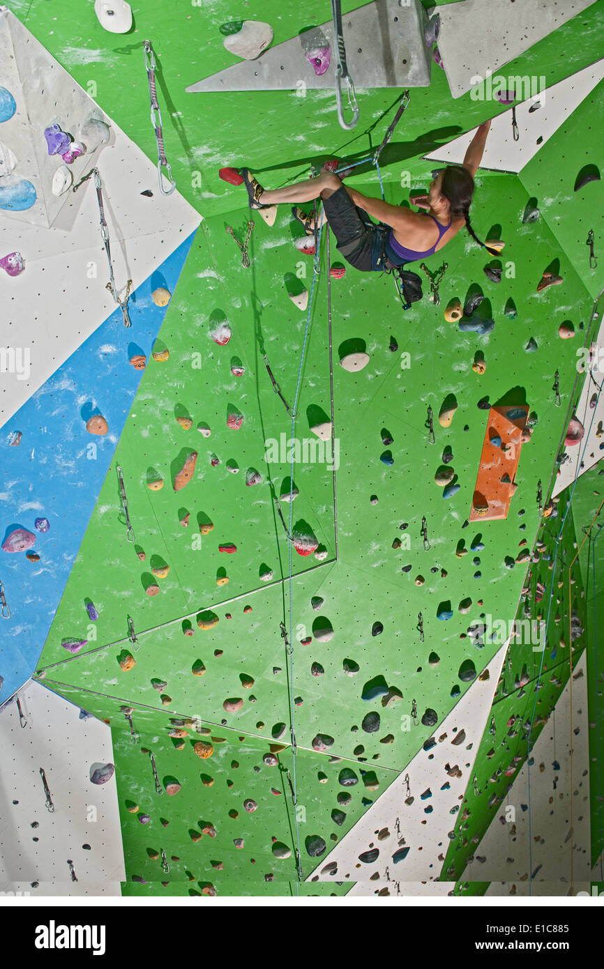 Donna arrampicata grande sporgenza alla arrampicata indoor center Foto Stock