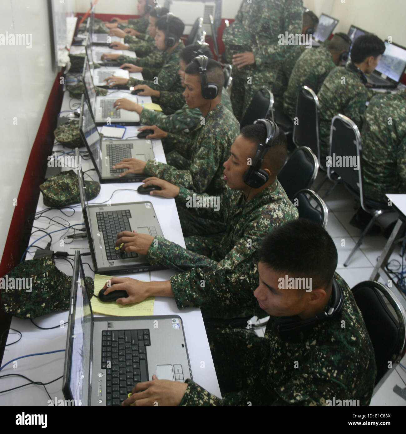 Philippine Marines pratica scenari di vita reale utilizzando la Distribuzione La Formazione virtuale Ambiente durante lo sbarco anfibio Exe Foto Stock