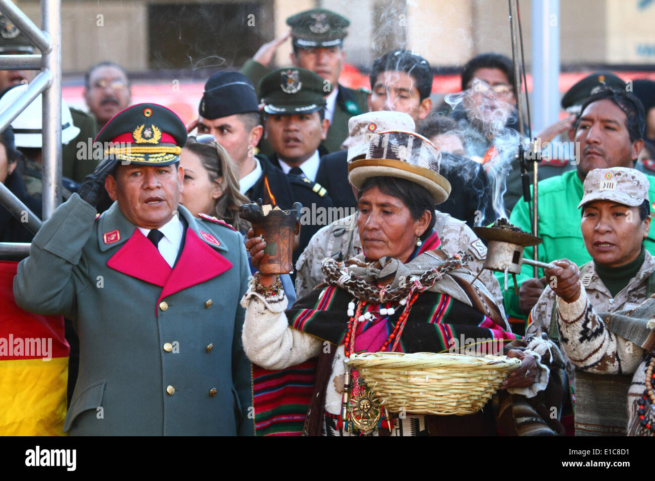 La Paz in Bolivia. Il 30 maggio 2014. Un generale dell esercito mentre saluta in piedi accanto a un Aymara leader spirituale o amauta durante la cerimonia di inaugurazione di sistema della cabinovia che collega La Paz e El Alto. Credito: James Brunker/Alamy Live News Foto Stock