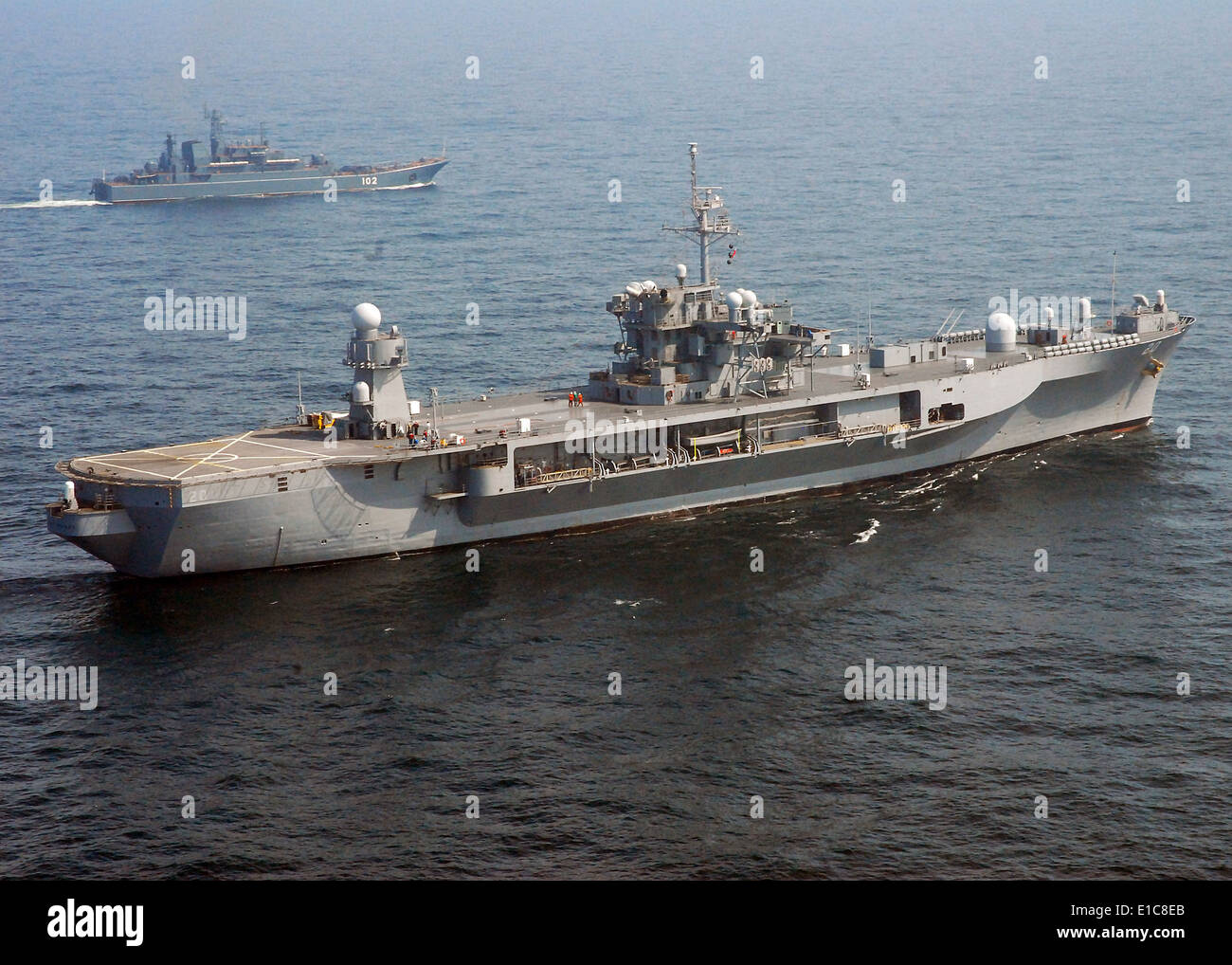 Il comando di anfibio nave USS Mount Whitney (LCC/JCC 20), colore per il primo piano e la marina russa sbarco nave Kaliningrad (LSTM 102 Foto Stock
