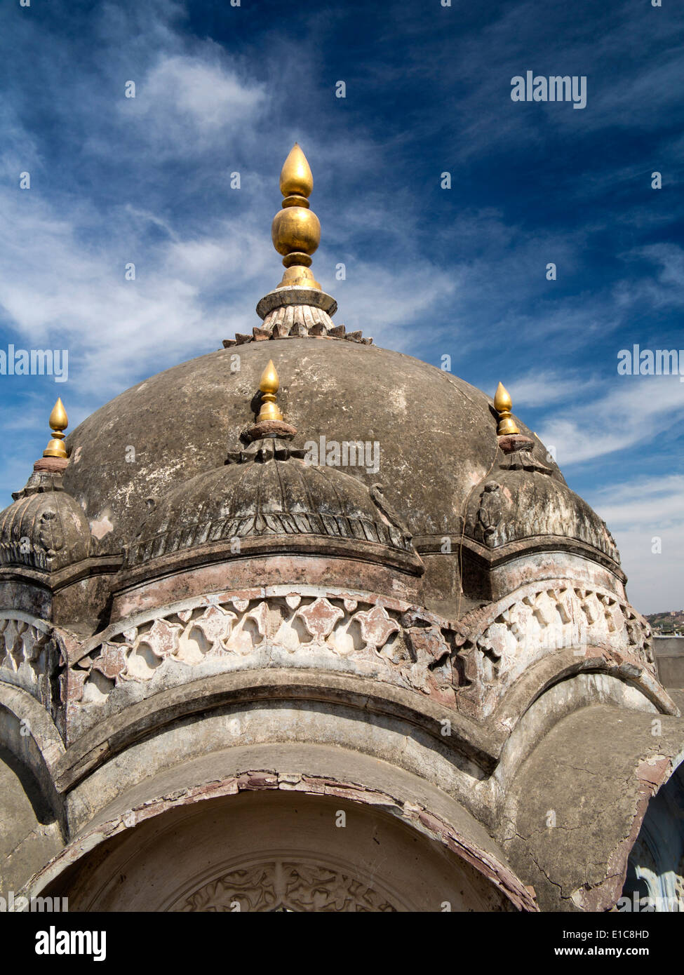 India Rajasthan, Jodhpur, Mughal cupola del tempio urbano visto dalla caffetteria sul tetto Foto Stock