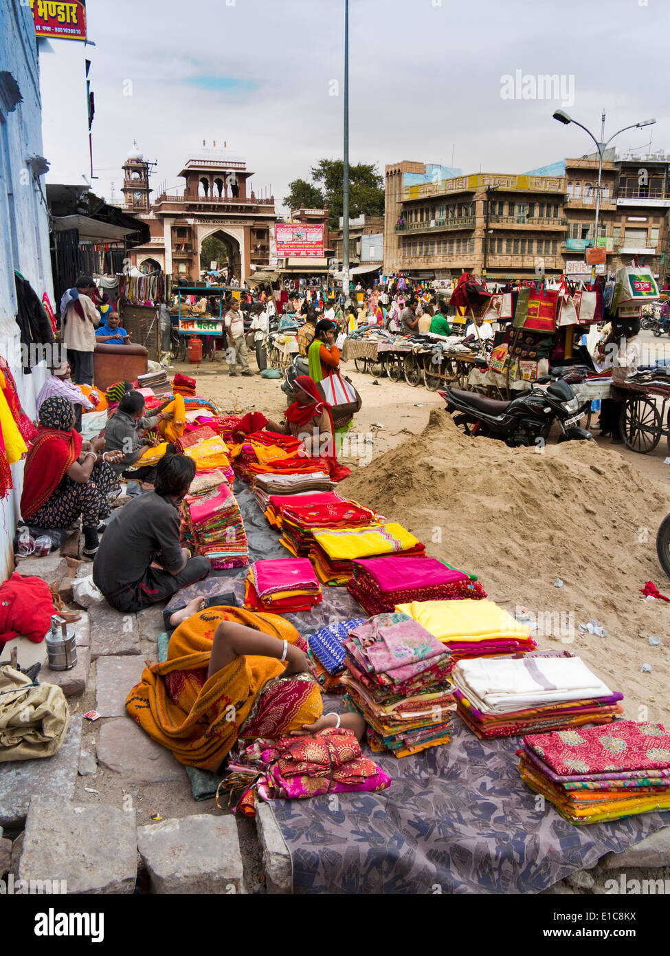 India Rajasthan, Jodhpur, Ghanta Ghar, Mercato Sadar, tessile stallholder giacente a terra Foto Stock