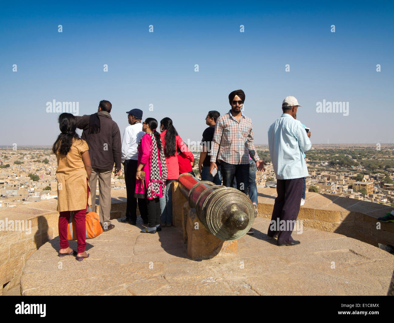 India Rajasthan, Jaisalmer, turisti indiano gode di vista sulla città, da Fort Bastion Foto Stock
