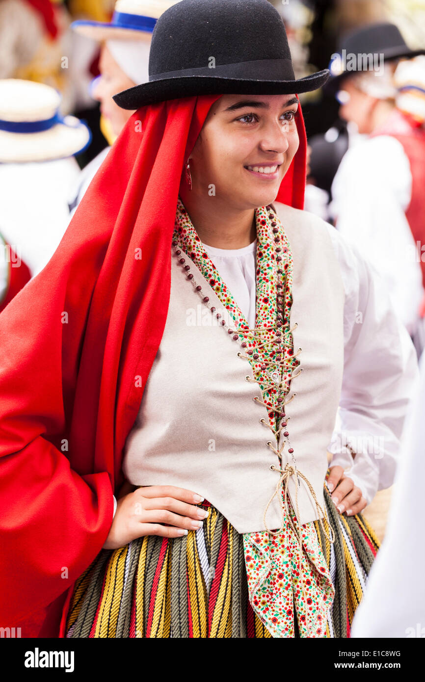 La donna in nero Bowler cappello e sciarpa rossa. Canario tradizionale costume Canario celebra la Giornata Nazionale a Alcala, Tenerife, Isole Canarie, Spagna. Foto Stock