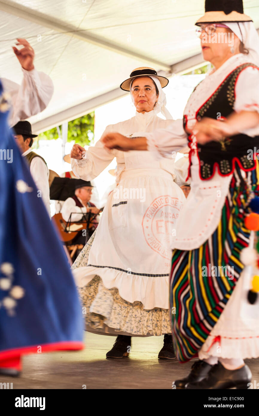 Donne che danzano in costume tradizionale alle celebrazioni per il Canarian giornata nazionale, Dia de Canarias, in Alcala, Tenerife, Isole Canarie, Spagna, Foto Stock