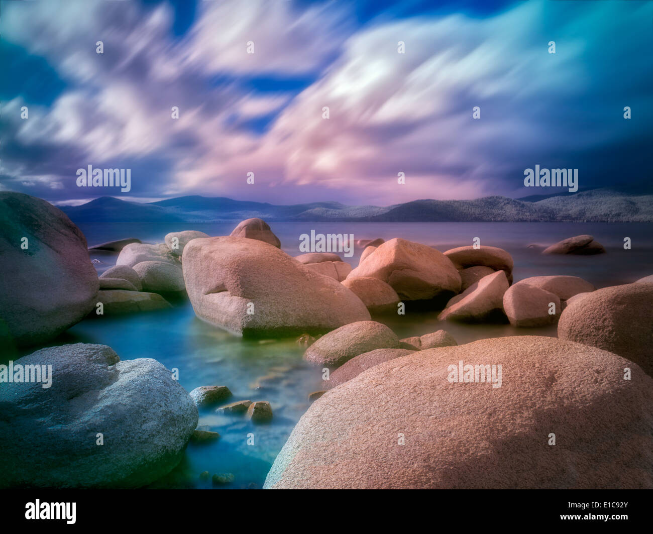 Nuvole temporalesche e massi di granito sul lato est di Lake Tahoe, Nevada Foto Stock