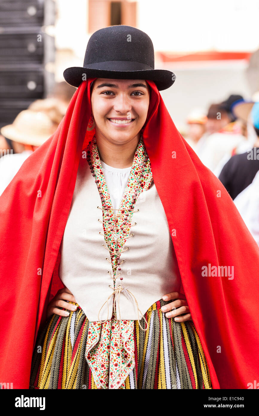 La donna in nero Bowler cappello e sciarpa rossa. Canario tradizionale costume Canario celebra la Giornata Nazionale a Alcala, Tenerife, Isole Canarie, Spagna. Foto Stock
