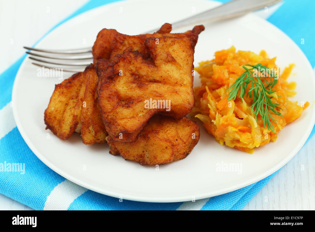 Merluzzo fritto con verdure, close up Foto Stock