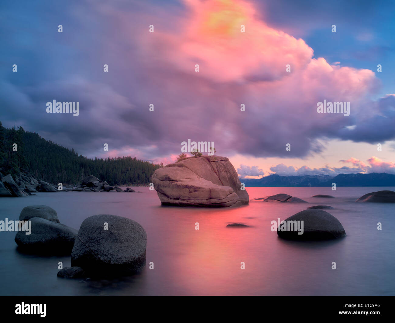 Nuvole al tramonto e massi di granito sul lato est di Lake Tahoe, Nevada Foto Stock