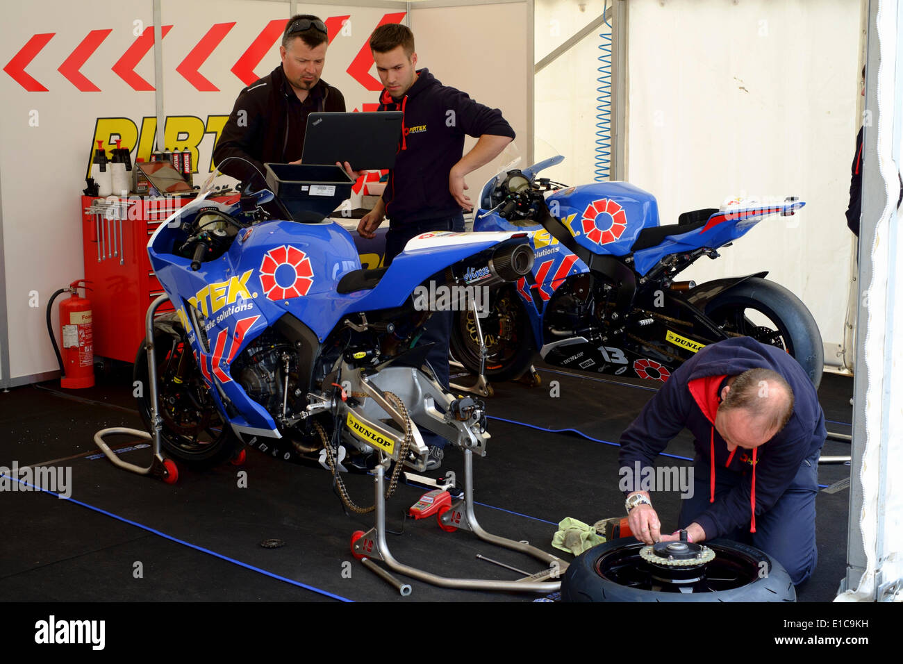 Douglas, Isola di Man Il 30 maggio 2014. Il giorno prima della gara inizia con la IOM TT. Il festival comprende una settimana di eventi qualificanti seguita da una settimana di corsa chiuso su strade pubbliche. Credito: Daisy Corlett/Alamy Live News Foto Stock