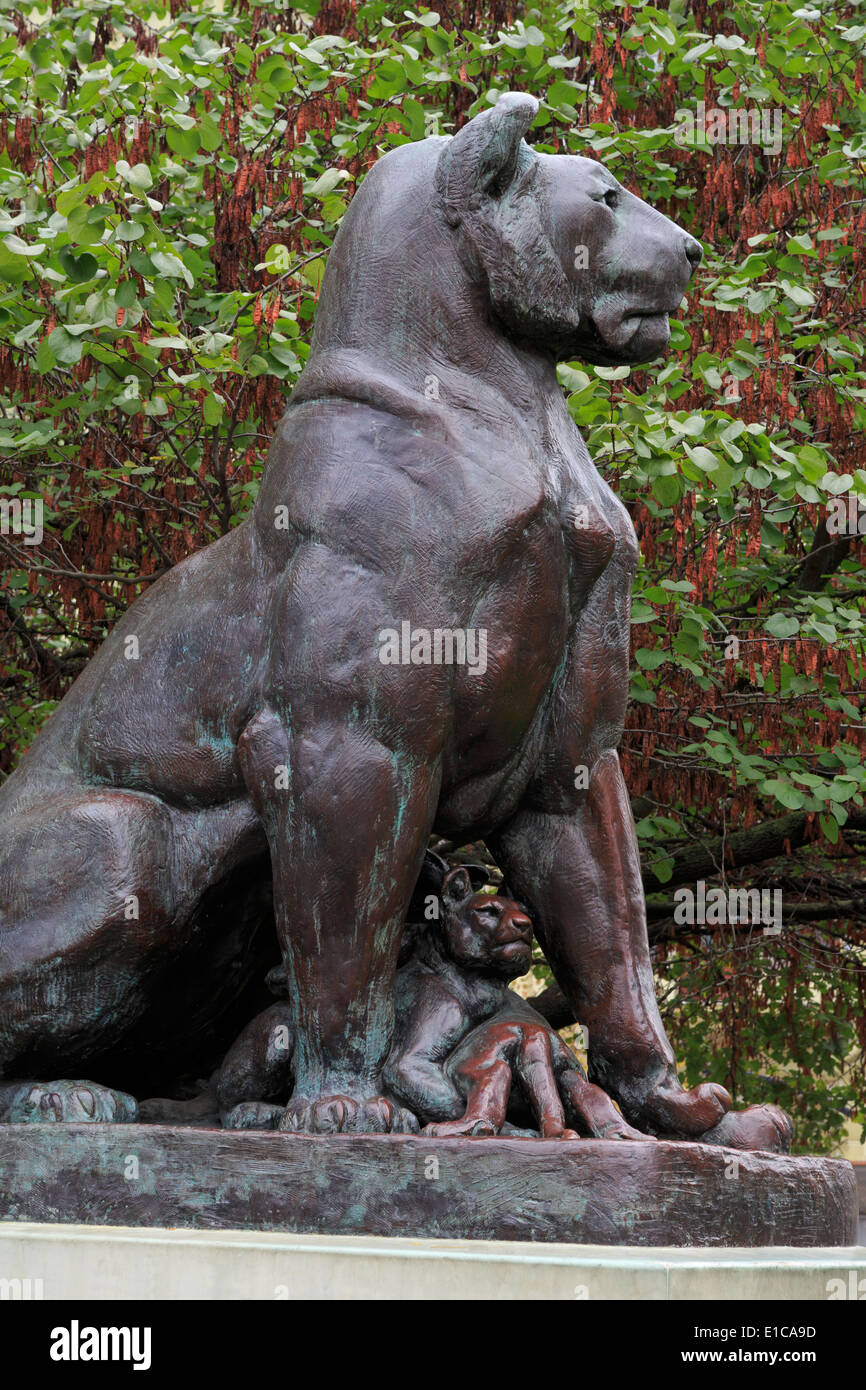 Lion statua in città giardino, Odessa, Crimea, Ucraina, Europa orientale Foto Stock