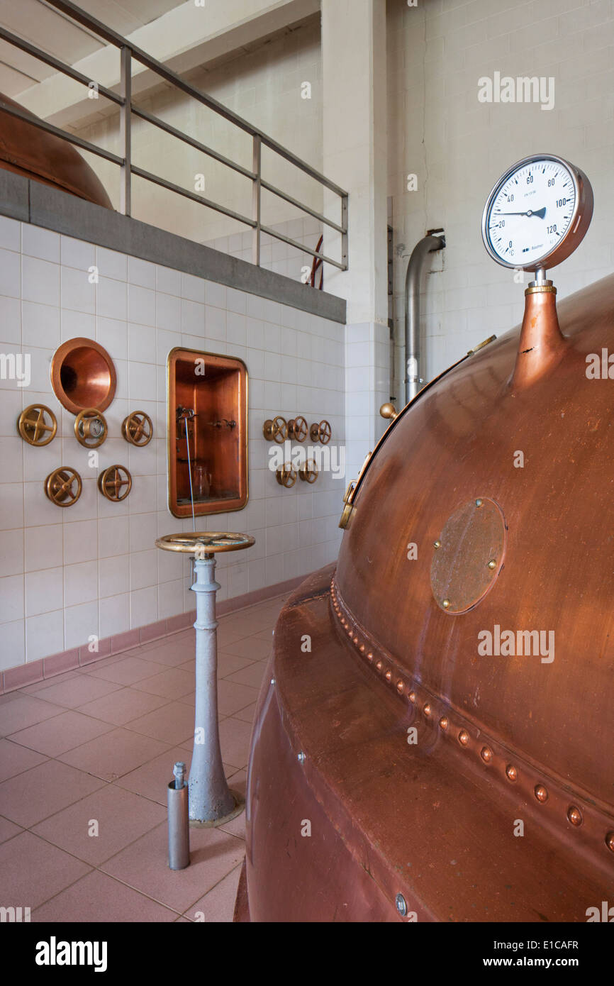 Il rame brew bollitore a Brouwerij Lindemans, birreria belga a Vlezenbeek, produttore di Geuze e Kriek birra Foto Stock