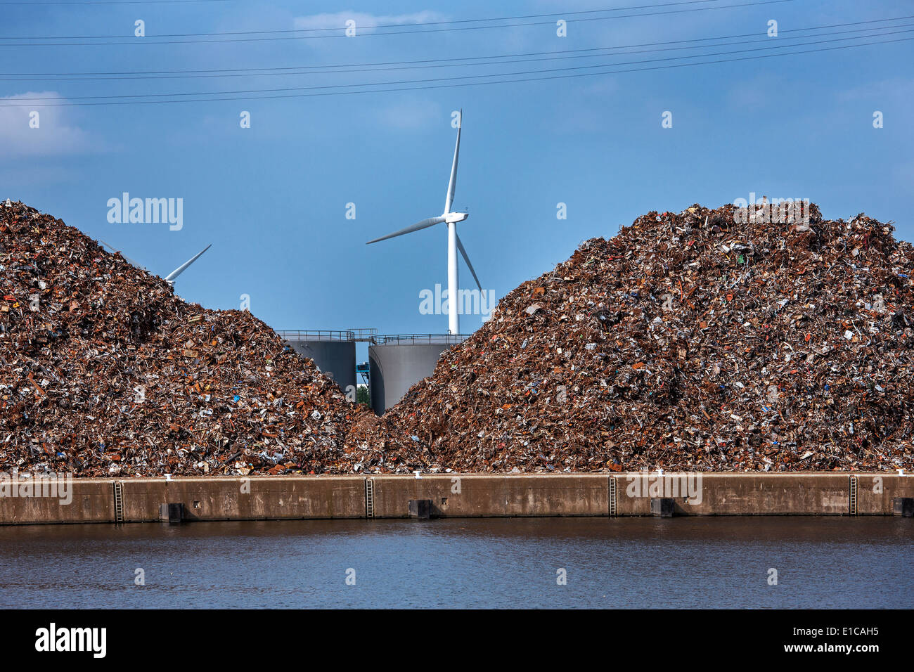 Un mucchio di rottami riciclati metallo a Van Heyghen riciclaggio terminale di esportazione nel porto di Gand, Fiandre Orientali, Belgio Foto Stock