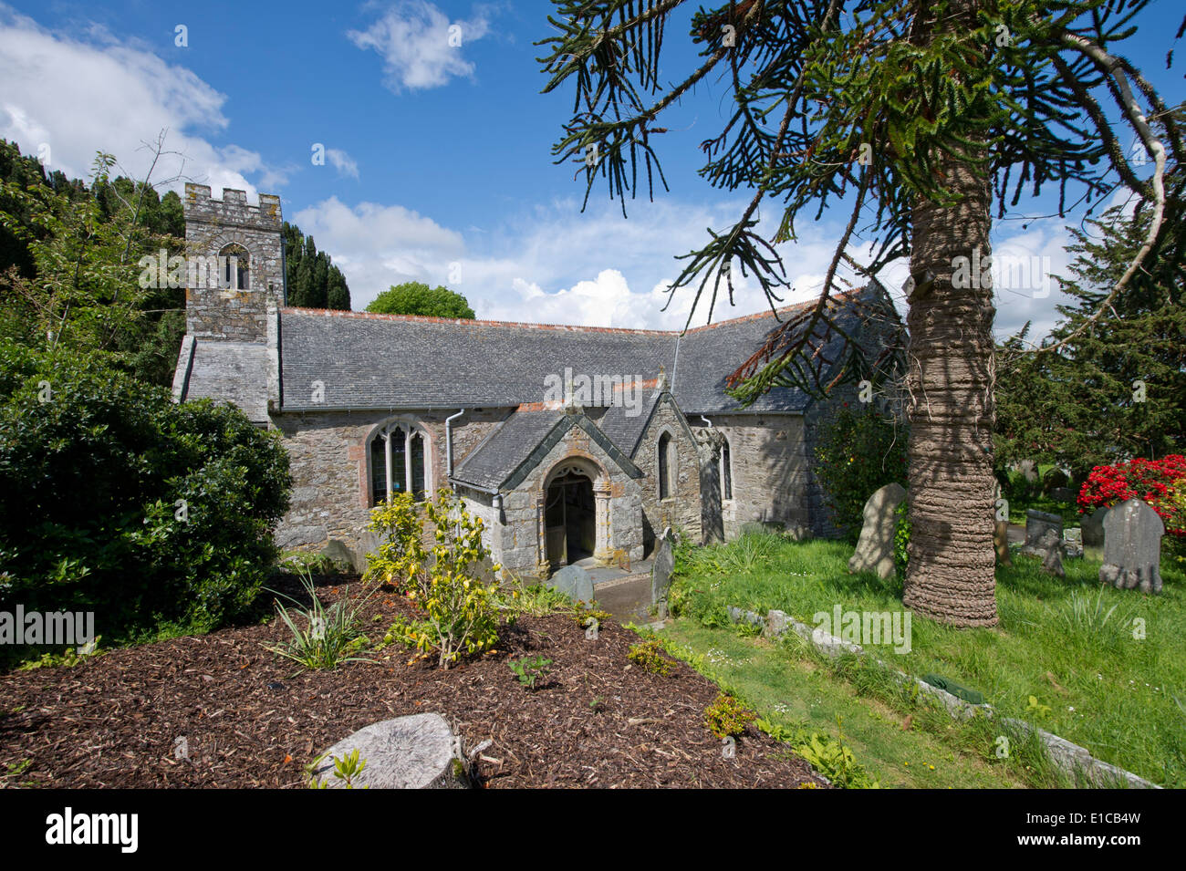 Mylor, Cornwall, Regno Unito mostra la chiesa parrocchiale e la marina Foto Stock