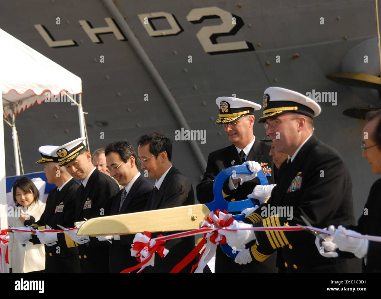 Giappone marittimo Forza di Autodifesa (JMSDF) posteriore Adm. Umio Otsuka, il terzo da sinistra, comandante della flottiglia JMSDF gruppo 2; U.S. Nav Foto Stock